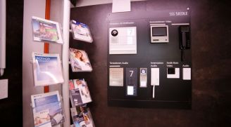Einige Flyer und Infomrationsmaterial im Showroom