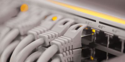 Viele Netzstecker führen in eine Steckerleiste.