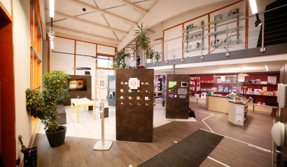 Weitwinkelaufnahme des Showrooms zeigt Erdgeschoss und eine Galerie