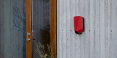 Eine Wallbox an einer Außenmauer