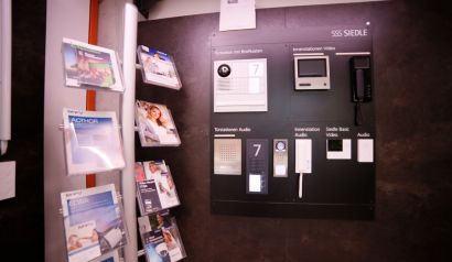 Einige Flyer und Infomrationsmaterial im Showroom
