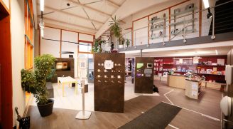 Weitwinkelaufnahme des Showrooms zeigt Erdgeschoss und eine Galerie